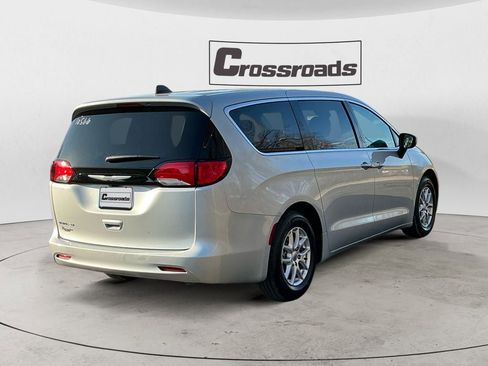 Used 2024 Chrysler Voyager LX image 5