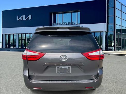 Used 2017 Toyota Sienna LE FWD image 5