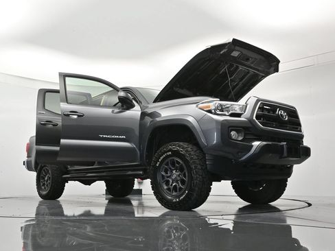 Used 2017 Toyota Tacoma SR5 w/ Tow Package RWD image 48