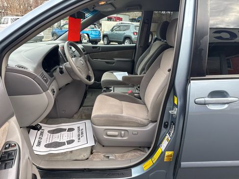 Used 2010 Toyota Sienna LE image 10