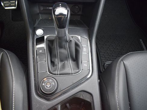 Certified 2022 Volkswagen Tiguan SE R-Line image 33