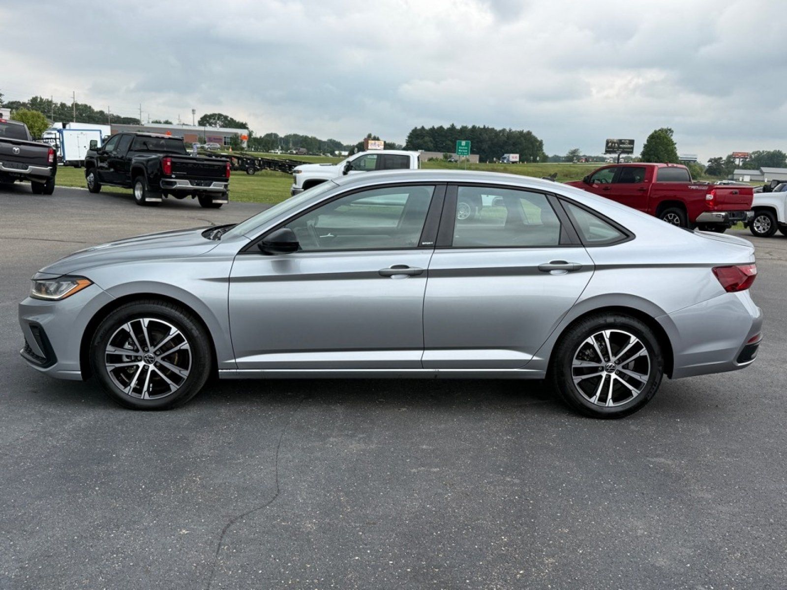Used 2025 Volkswagen Jetta Sport FWD image 5
