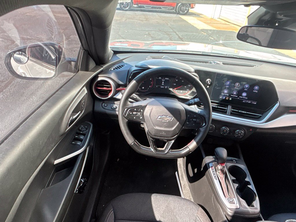 Used 2024 Chevrolet Trax RS FWD image 3