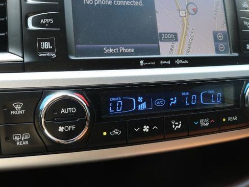 Used 2019 Toyota Highlander Limited FWD image 11