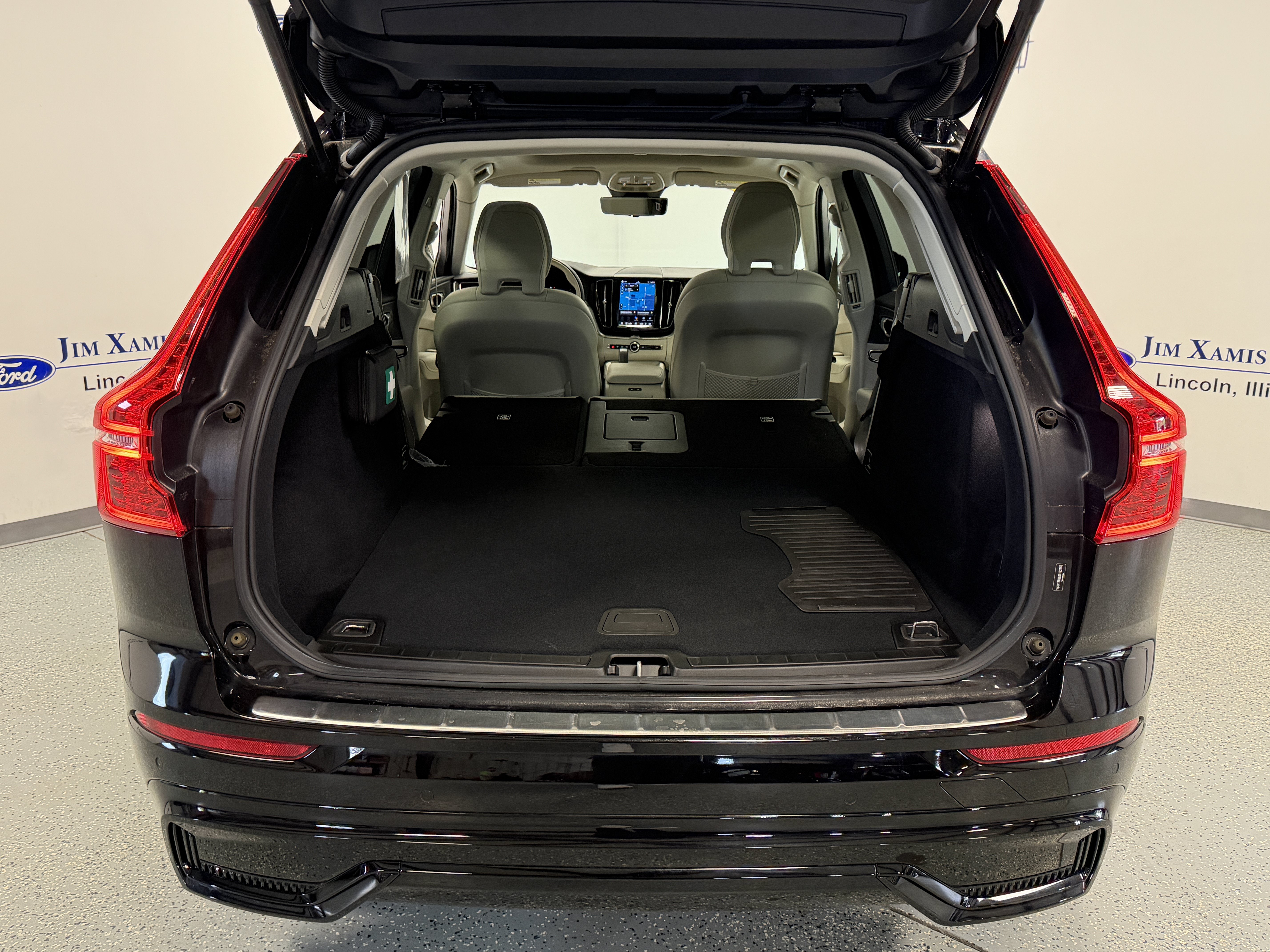 Used 2025 Volvo XC60 B5 Core w/ Protection Package Premier AWD/4WD image 27