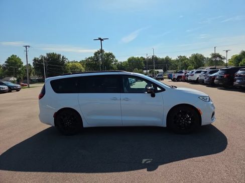 Used 2025 Chrysler Pacifica Limited FWD image 5