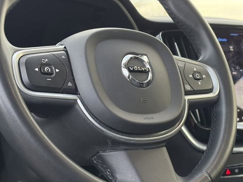 Used 2022 Volvo XC60 B5 Momentum image 18