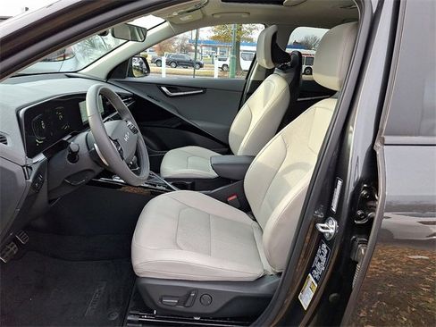 Certified 2025 Kia Niro EX Touring image 13