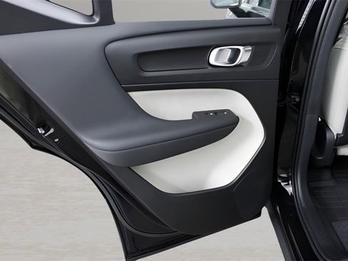 Certified 2025 Volvo XC40 B5 Plus w/ Protection Package Premier image 21