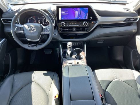 Used 2023 Toyota Highlander Limited image 20