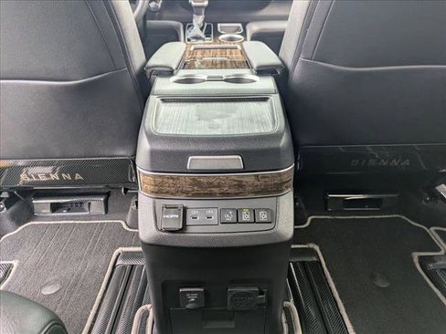 Used 2025 Toyota Sienna Platinum image 19