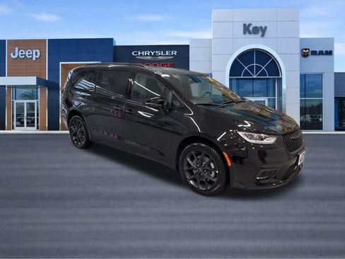 New 2026 Chrysler Pacifica Select w/ S Appearance Package image 9