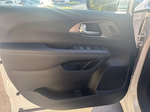 New 2026 Chrysler Pacifica Select image 16