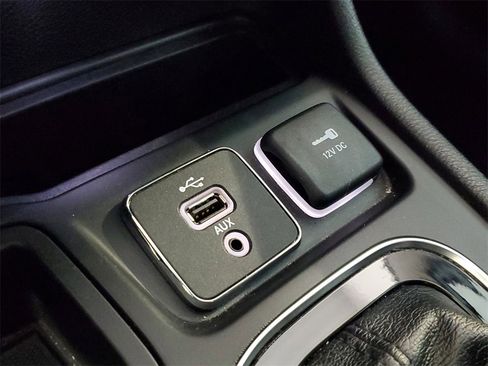 Used 2019 Jeep Cherokee Limited w/ Luxury Group image 26