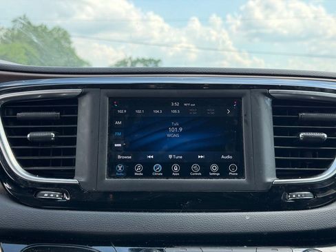 Used 2020 Chrysler Voyager Lxi w/ Cold Weather Group FWD image 21
