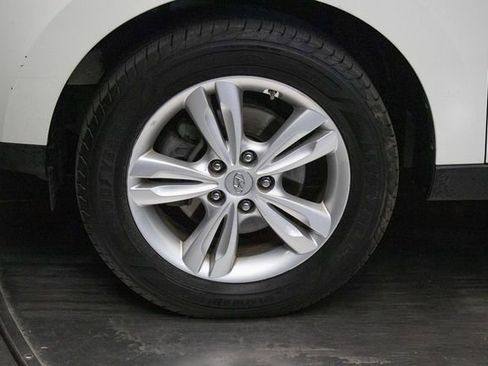 Used 2010 Hyundai Tucson GLS w/ Navigation Pkg 3 image 8