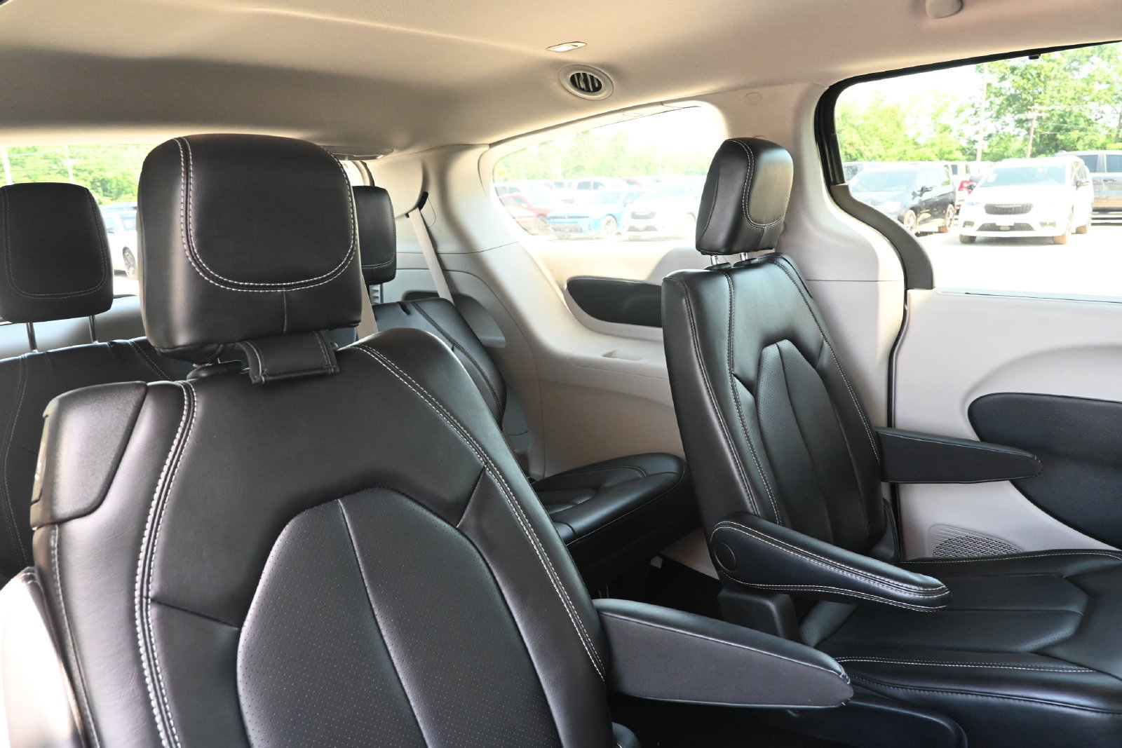 Used 2023 Chrysler Pacifica Touring-L FWD image 27