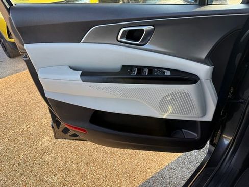 Used 2024 Kia Carnival LX image 20