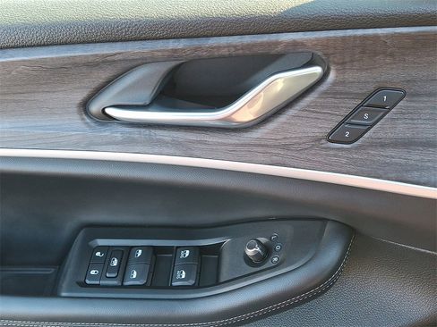 Used 2024 Jeep Grand Cherokee Limited image 2