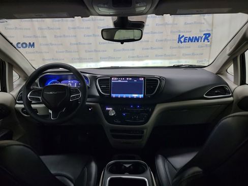 Used 2024 Chrysler Pacifica Touring-L image 17