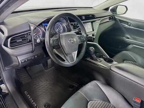 Certified 2019 Toyota Camry SE image 9