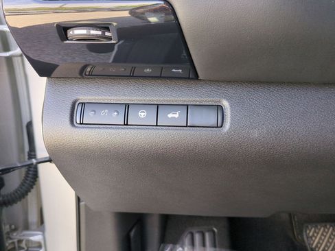 Certified 2025 Nissan Pathfinder SV w/ SV Premium Package FWD image 18