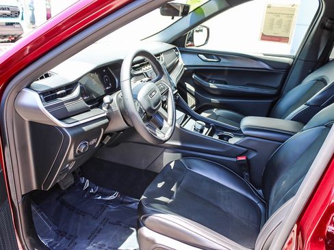 Used 2025 Jeep Grand Cherokee Altitude RWD image 20