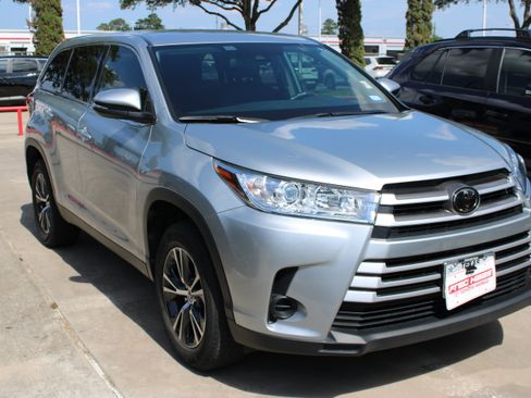 Used 2019 Toyota Highlander LE FWD image 2