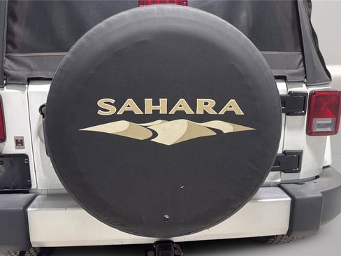 Used 2015 Jeep Wrangler Unlimited Sahara w/ Connectivity Group image 29