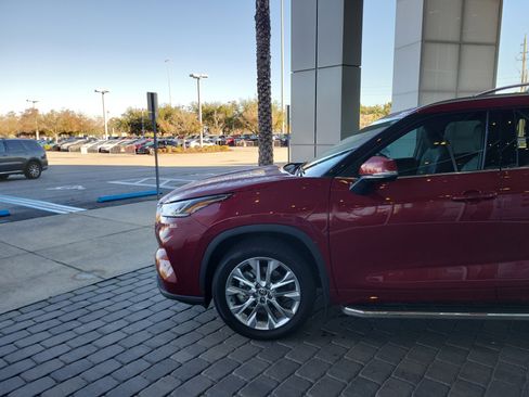 Used 2023 Toyota Highlander Limited image 2