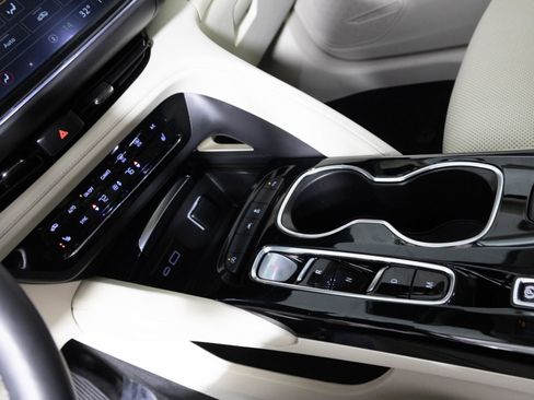 Used 2022 Buick Envision Essence w/ Safety Package image 26