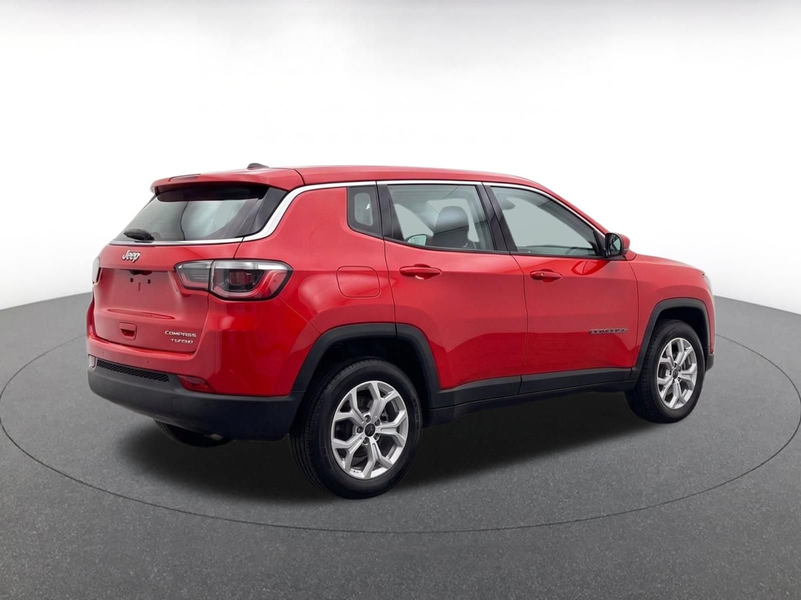 Used 2025 Jeep Compass Latitude AWD/4WD image 8