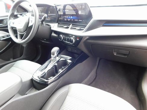 Used 2025 Chevrolet Trax LT image 17