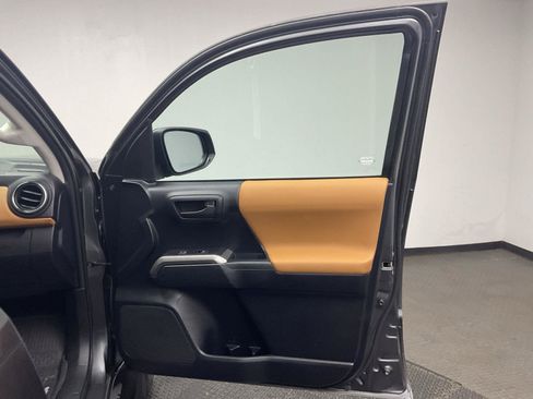 Used 2019 Toyota Tacoma SR5 AWD/4WD image 22