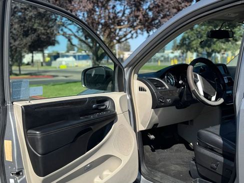 Used 2013 Chrysler Town & Country Touring image 8