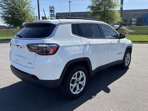Certified 2025 Jeep Compass Latitude image 9