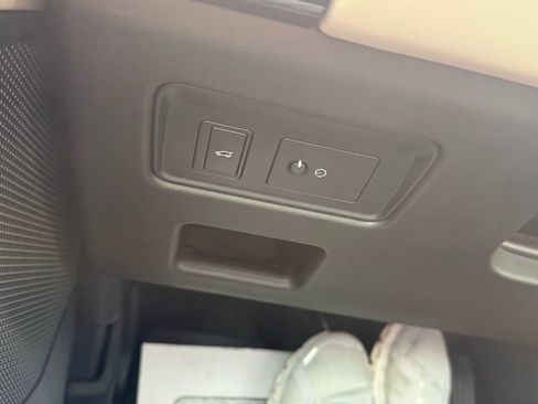 Used 2019 Land Rover Discovery SE image 47