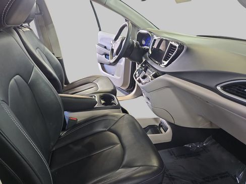 Used 2024 Chrysler Pacifica Touring-L FWD image 10