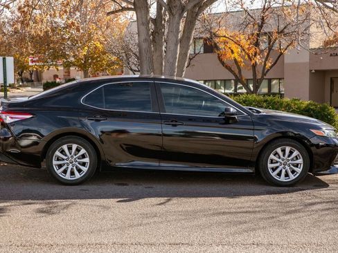 Used 2018 Toyota Camry LE image 4