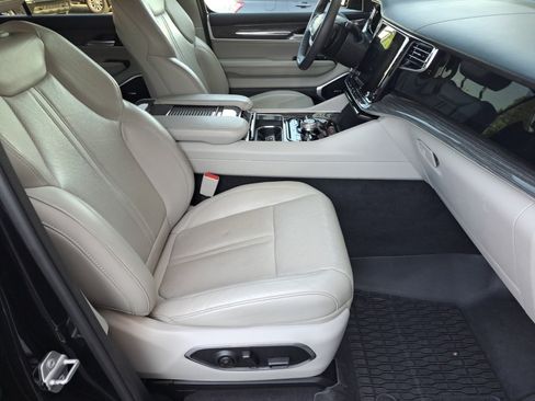 Used 2022 Jeep Wagoneer Series III AWD/4WD image 18