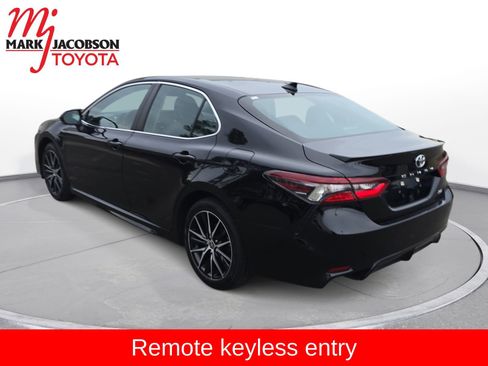 Used 2024 Toyota Camry SE image 12