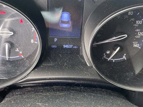 Used 2019 Toyota C-HR XLE FWD image 7