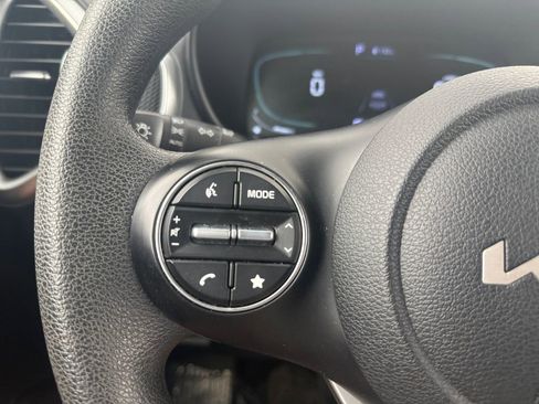 Used 2025 Kia Soul LX w/ LX Technology Package FWD image 19