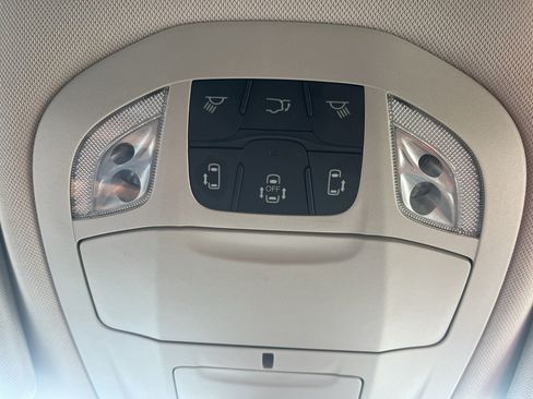 Used 2024 Chrysler Pacifica Touring-L FWD image 27