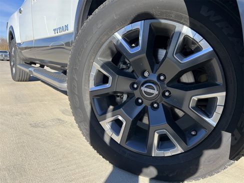 Certified 2024 Nissan Titan Platinum Reserve w/ Moonroof Package image 6