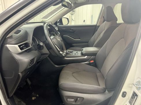 Used 2025 Toyota Highlander LE AWD/4WD image 20