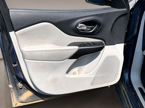 Used 2020 Jeep Cherokee Limited w/ Luxury Group image 14