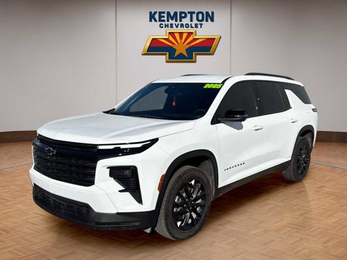 Used 2025 Chevrolet Traverse LT w/ Midnight/Sport Edition image 2