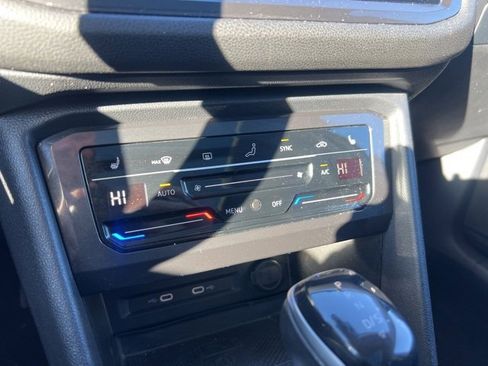 Used 2022 Volkswagen Tiguan SE w/ Panoramic Sunroof Package image 11