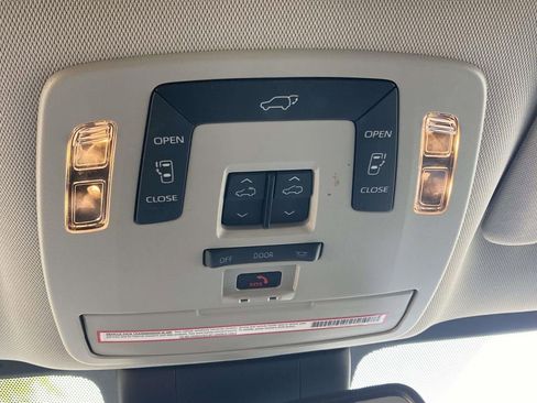 Used 2023 Toyota Sienna XLE FWD image 17